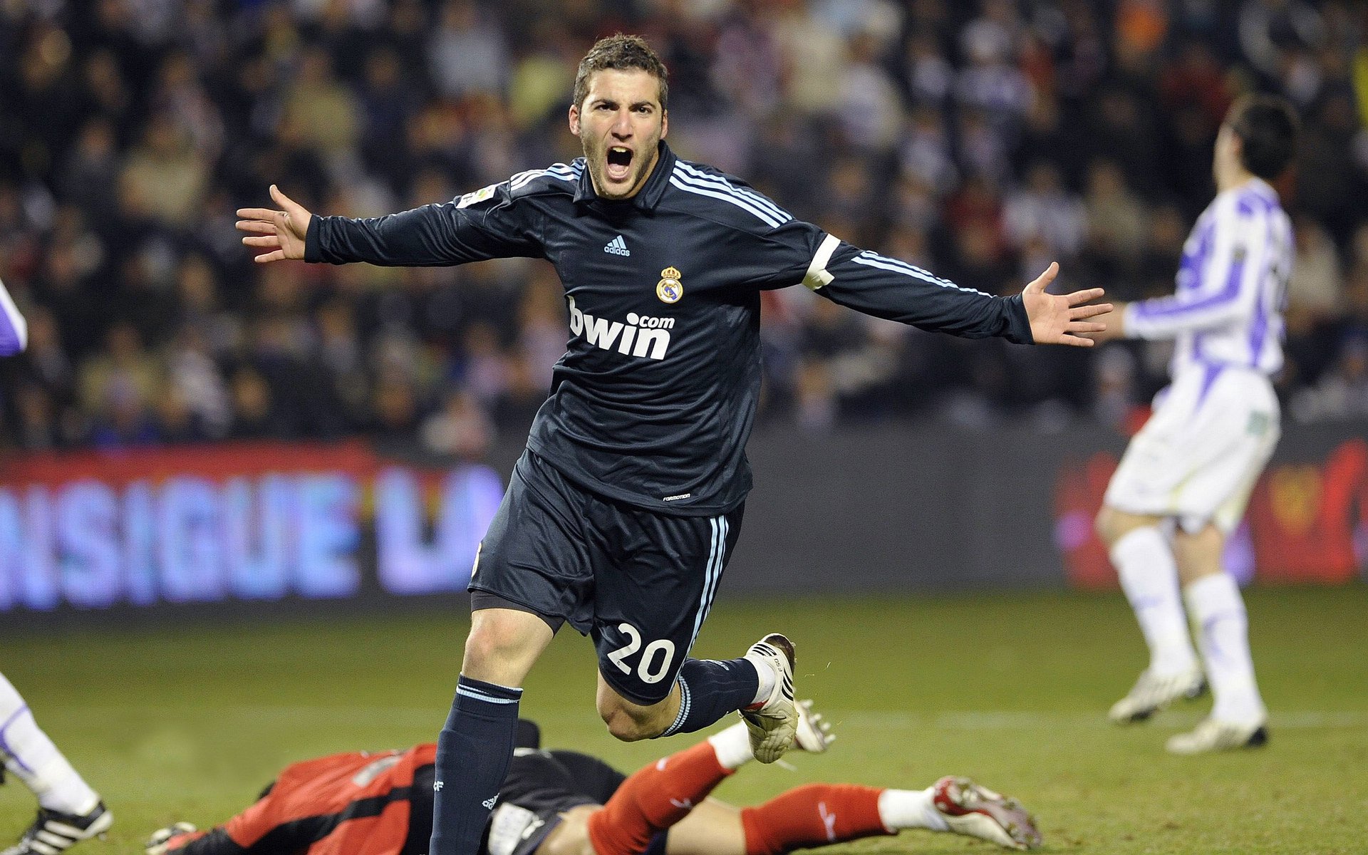 “震撼冲撞：惊心动魄的碰撞现场”，震撼一下